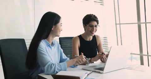 Apprentice asks about corporate software on laptop to mentor 스톡 동영상 248501206
