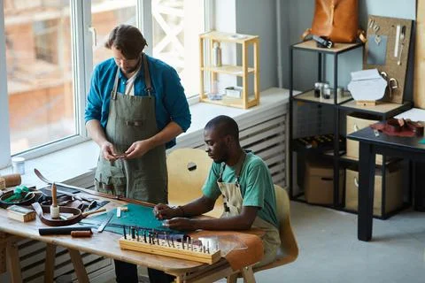 Apprentice in Craft Workshop Foto stock
