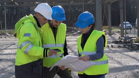 Apprentice with instructor on building site Vídeos de archivo 123214941