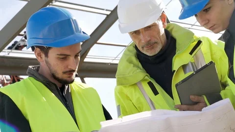 Apprentice with instructor on building site Vídeos de archivo 123215914