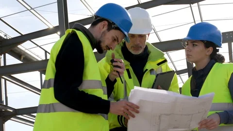 Apprentice with instructor on building site Vídeos de archivo 123215985