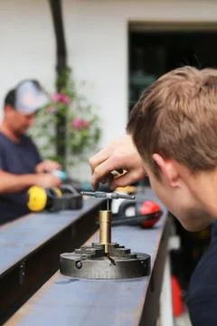 Apprentice learns to cut threads Foto stock