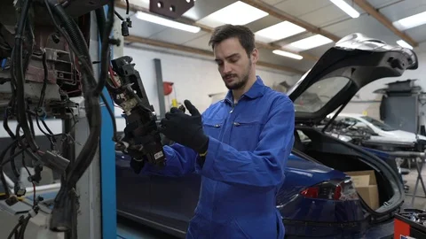 Apprentice working in automotive workshop Video stock 123162711