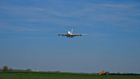 Approach Airbus A380 Emirates at Brussels airport 库存影片 95722453