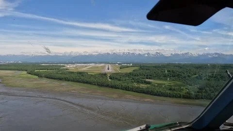 Approach and landing from Pilots point of view (POV) at Ted Stevens Airport 스톡 동영상 344863910