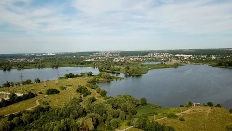 The approach of the camera to the river, which is in the Park 스톡 동영상 93449248
