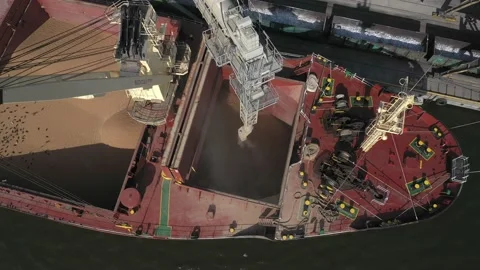 The approach of the camera when the telescopic tube of the loading machine is Vidéo 157636816
