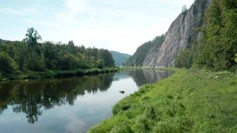 The approach shot over the river. Vidéo 114874062