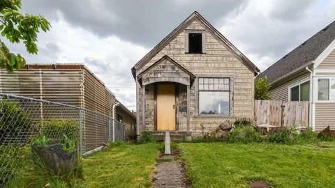 Approaching an abandoned house that shows signs of decay from years of neglect Vídeo Stock 165516341