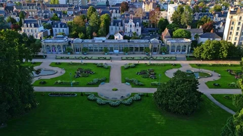 Approaching aerial movement to the Parc du Thabor with botanical gardens, Stockbeeldmateriaal 286348423