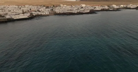 Approaching and soaring above La Graciosa, a small island in the Canary Islands Vídeos de archivo 255042851