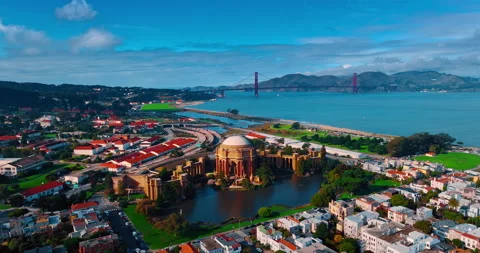 Approaching the beautiful building of Palace of Fine Arts in San Francisco, Vídeos de archivo 328542612