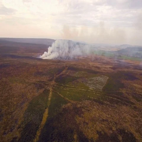 Approaching burning highlands, wildfire. UK, Yorkshire. Aerial view 스톡 동영상 69518545