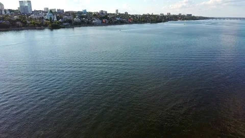 Approaching the city by the lake Vidéo 135612197
