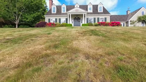 Approaching a colonial style house Vídeo Stock 90314100