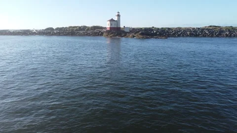Approaching Coquille River Lighthouse from Over the Water, Ascending Above it 库存影片 226121431