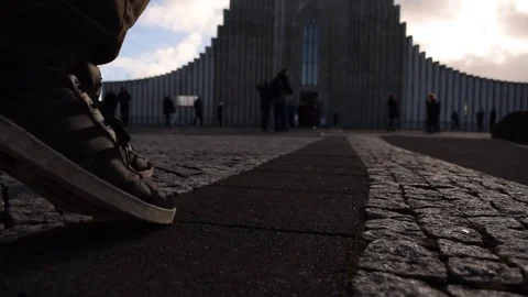 Approaching Hallgrimskirkja cathedral Видео 74744188