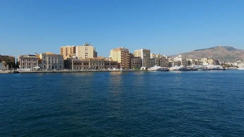 Approaching the harbor by boat in Trapani Vidéo 344272675