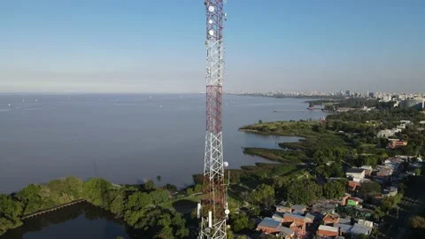 Approaching to high antenna tower front to river in Buenos Aires, South Ameri Vidéo 153803718