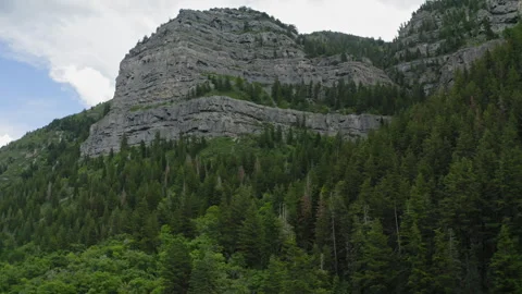 Approaching imposing mountain peak in gorgeous Provo Canyon Utah in spring 스톡 동영상 248174492