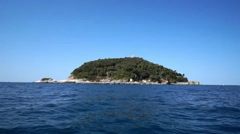 Approaching the island Stockbeeldmateriaal 61289301