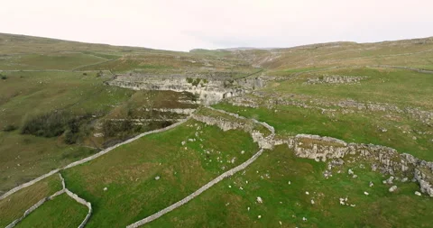 Approaching Malham cove Vídeos de archivo 327412828