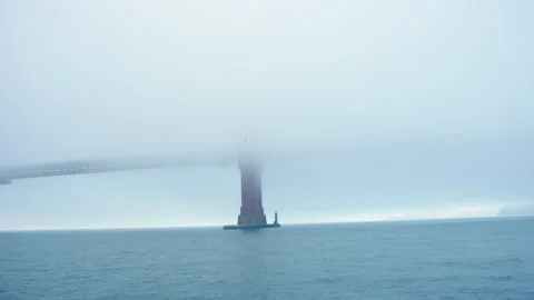 Approaching massive Golden Gate Bridge support in thick fog, early morning 스톡 동영상 242828048