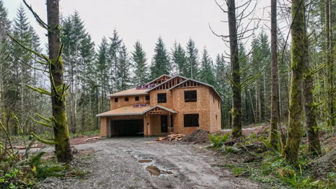 Approaching a new construction home surrounded by forest trees; 4k 60fps Video stock 168377320
