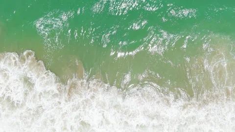 Approaching the Ocean on a Sunny Beach Stockbeeldmateriaal 308669864