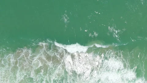Approaching the Ocean on a Sunny Beach Stockbeeldmateriaal 308669866