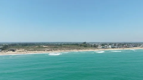 Approaching the Ocean on a Sunny Beach Stockbeeldmateriaal 308669907