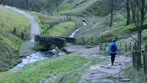 Approaching the Pack Horse bridge from Jacob's Ladder, Edale. Stock Footage 321691590