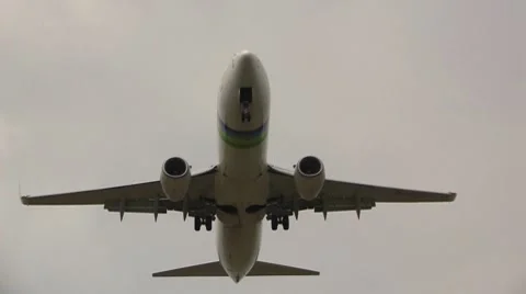 Approaching plane focusing Stock Footage 8552173