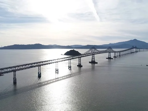 Approaching Richmond Bridge in CA Stockbeeldmateriaal 94032119