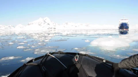 Approaching the ship. Antarctica 스톡 동영상 33580039