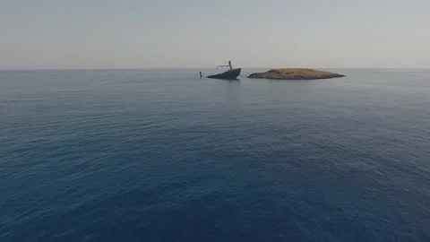 Approaching a shipwreck 스톡 동영상 282619862