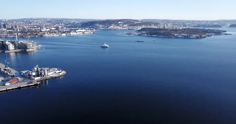 Approaching shot of Aker Brygge and Filipstad in Oslo fjord, Norway 스톡 동영상 85866945
