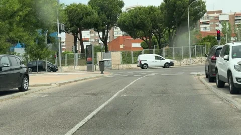 Approaching signalized urban intersection in Madrid residential district Vídeos de archivo 337551499