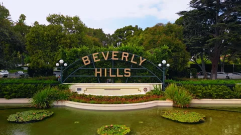 Approaching the signboard of Beverly Hills over the pond with lotuses Vídeo Stock 318655651