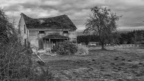 Approaching a spooky abandoned and decrepit farm house Video stock 124813223
