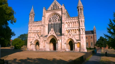 Approaching St Albans Abbey Cathedral Stockbeeldmateriaal 234470951
