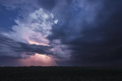 Approaching Storm with Lightning, a sky of black and grey clouds, and light.. Foto stock