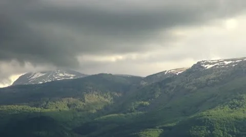 Approaching storm_2.m2t 库存影片 11016378