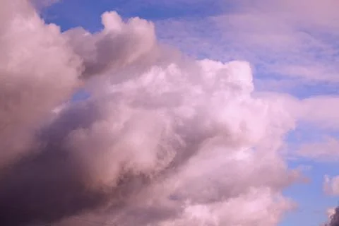 Approaching thunderclouds in the evening sky, thunderclouds cover the evening Foto stock