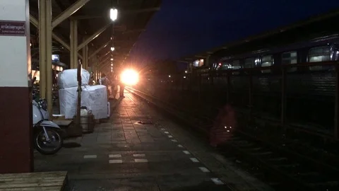 Approaching train in Nakon Pathom station in Thailand Vídeo Stock 107442828
