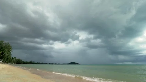 Approaching tropical rain front over coastline in accelerated motion Видео 334365492
