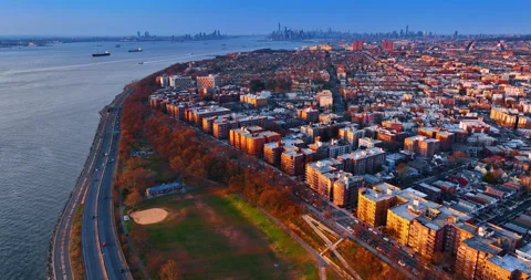 Approaching the waterfront with lively highways along the shore and vast parks Vidéo 332043903