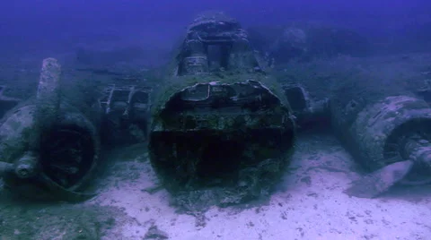 Approaching a wreck of boeing b-17 under water, mediterranean sea 스톡 동영상 42900617