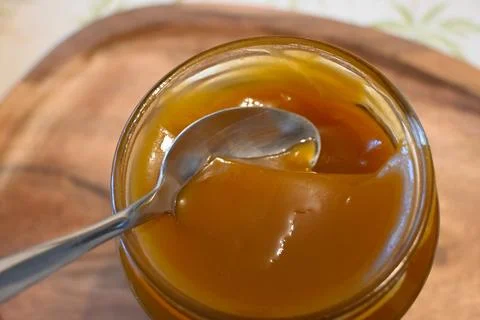 Apricot jam in a jar with spoon Foto stock