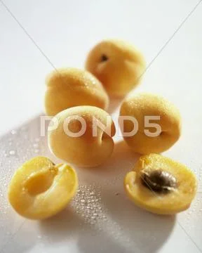 Apricots, one halved Stock Photos